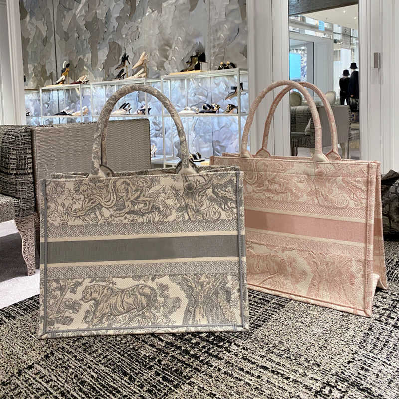 Luxurys Designer Dio Handbags Women's Women Christian Bag 2021 New 30d Old Flower Tote Large Capacity Diy Portable Shopping Bag Canvas
Luxurys Designer Dio Handbags Women's Women Christian Bag 2021 New 30d Old Flower Tote Large Capacity Diy Portable Shopping Bag Canvas
