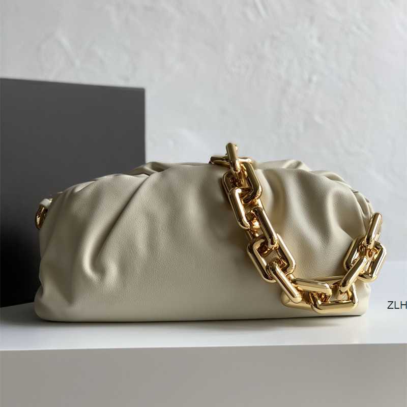 Newly added gold square chain as decoration Can be used as a shoulder strap circle bag 620230 Soft package type Rough metal pieces bags
Newly added gold square chain as decoration Can be used as a shoulder strap circle bag 620230 Soft package type Rough metal pieces bags