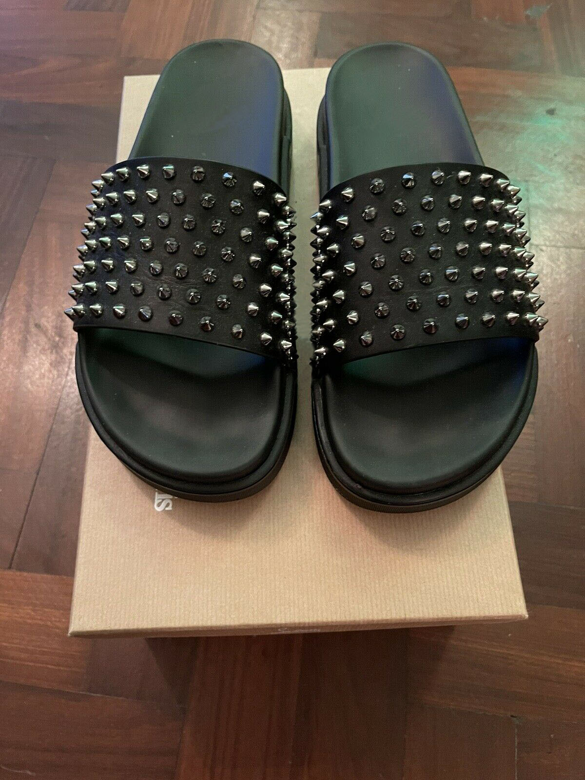 2021s Designer Men Slides Sandal slipper Summer Red Bottom Pool Fun Flat Beach Sandals Boy Slippers Flip Flops With Spike strass Sandalies in Box, Black
2021s Designer Men Slides Sandal slipper Summer Red Bottom Pool Fun Flat Beach Sandals Boy Slippers Flip Flops With Spike strass Sandalies in Box, Black