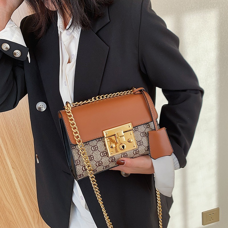 70% Off exclusive new chain small square bag single shoulder cross carrying old flower women's color contrast tassel fashion versatile Commuter, Red
70% Off exclusive new chain small square bag single shoulder cross carrying old flower women's color contrast tassel fashion versatile Commuter, Red