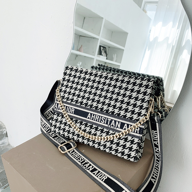 Bag women's bag and winter new fashion thousand lattice style letter chain Portable Single Shoulder Messenger Purse sale, Blue
Bag women's bag and winter new fashion thousand lattice style letter chain Portable Single Shoulder Messenger Purse sale, Blue