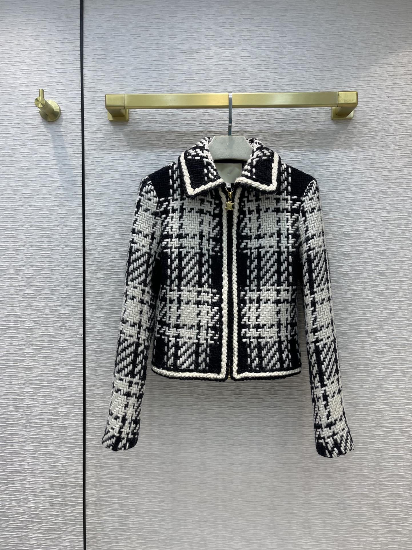 Milan Runway Coats 2021 Long Sleeve Lapel Neck Women' Jackets Designer Brand Same Style Outerwear 0611-13, Customize
Milan Runway Coats 2021 Long Sleeve Lapel Neck Women' Jackets Designer Brand Same Style Outerwear 0611-13, Customize