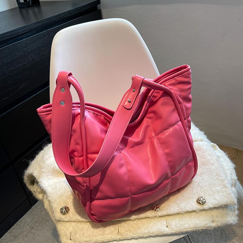 Evening Bags Fashion Quilted Large Tote Women Shoulder Designer Big Handle Handbags Luxury Soft Pu Leather Bag Shopping Purses 2022
Evening Bags Fashion Quilted Large Tote Women Shoulder Designer Big Handle Handbags Luxury Soft Pu Leather Bag Shopping Purses 2022