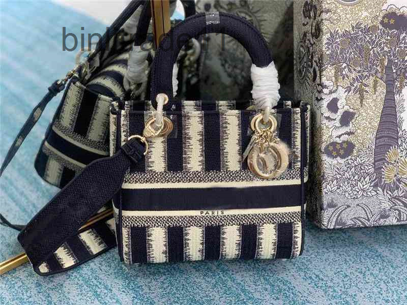 Designer Luxury D Handbags Bag Deigner Medium Lady Dlite Black Embroidery 2way Bet Quality houlder Handbag Handle ize 242011cm
Designer Luxury D Handbags Bag Deigner Medium Lady Dlite Black Embroidery 2way Bet Quality houlder Handbag Handle ize 242011cm