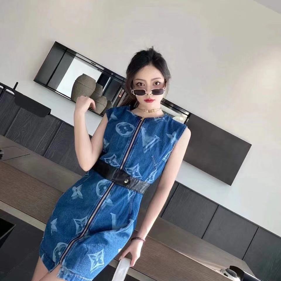 Spring/summer 2021 new web celebrity fashion blue print zipper waist sleeveless jean dress women, Black;gray 
Spring/summer 2021 new web celebrity fashion blue print zipper waist sleeveless jean dress women, Black;gray
