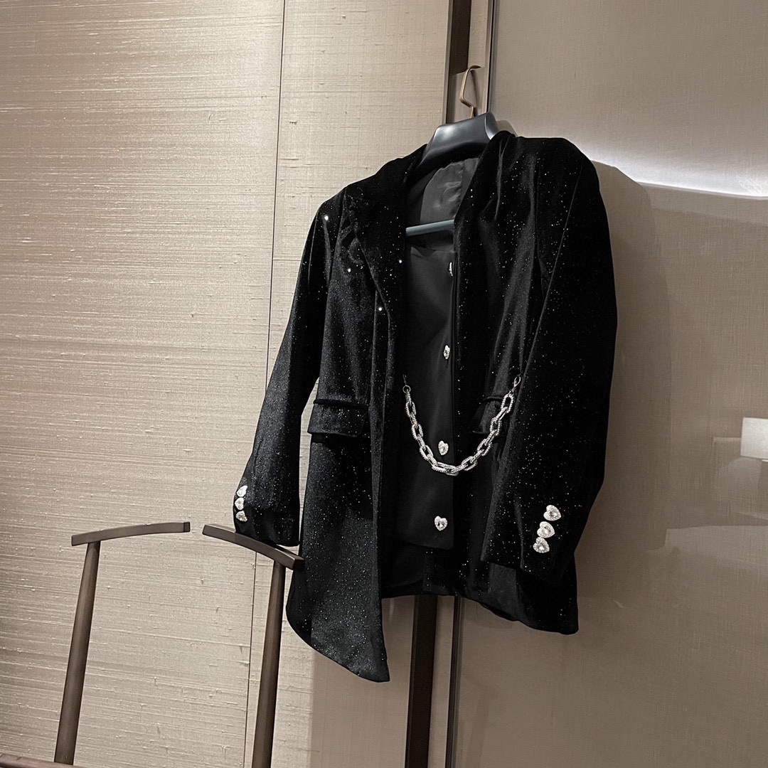 2021 spring niche design simple black velvet chain Star Love drill button suit cardigan female
2021 spring niche design simple black velvet chain Star Love drill button suit cardigan female