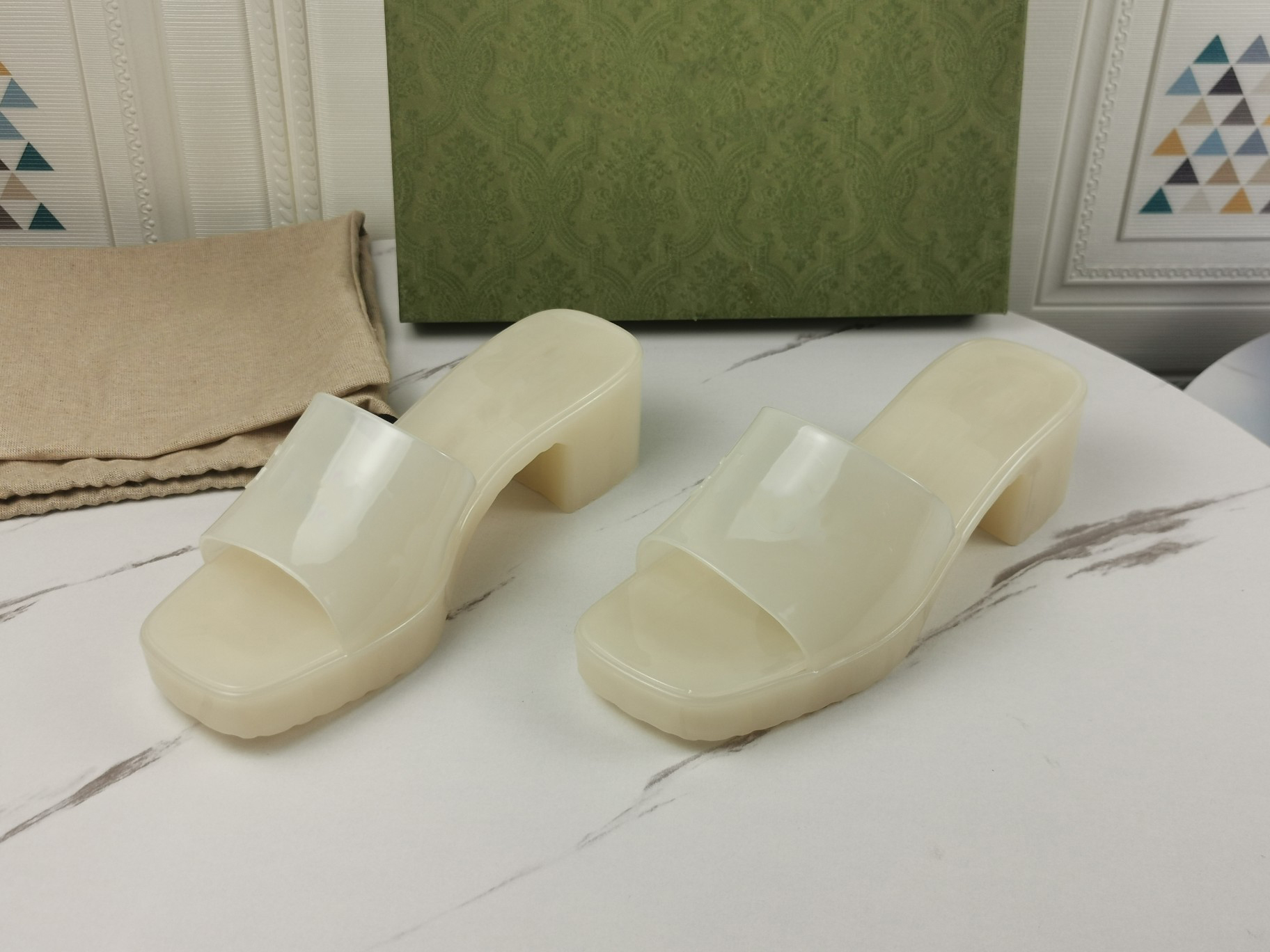2022 New Women's Luxury Designer Rubber Slippers Fashion Wild Comfortable Non-Slip Size 35-41, Photo color
2022 New Women's Luxury Designer Rubber Slippers Fashion Wild Comfortable Non-Slip Size 35-41, Photo color