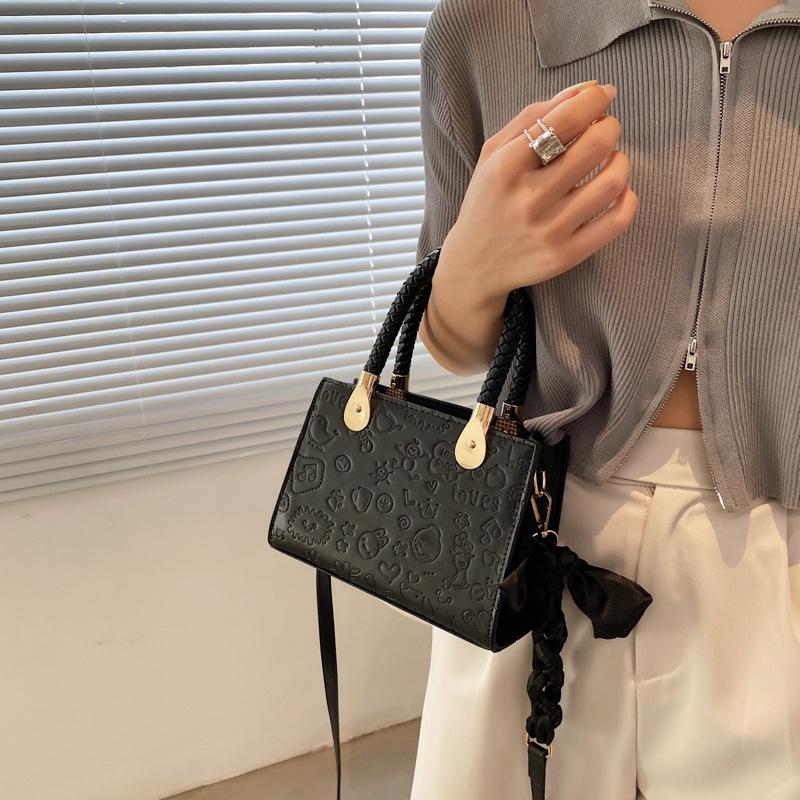 Evening Bags Fashion Messenger Silk Scarf Bag Female 2021 Ladies One-shoulder Handbag High Quality Embossed Small Square, Beige
Evening Bags Fashion Messenger Silk Scarf Bag Female 2021 Ladies One-shoulder Handbag High Quality Embossed Small Square, Beige