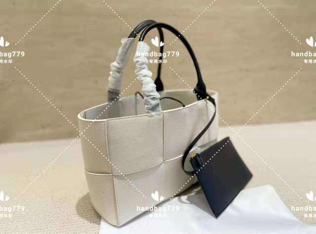 High quality woven shopping bags black white colour contrast Shoulder women men hand held beach bag tote designer solid stereoscopic pocket
High quality woven shopping bags black white colour contrast Shoulder women men hand held beach bag tote designer solid stereoscopic pocket
