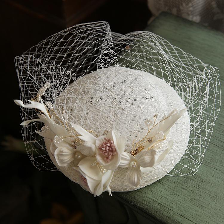 Stingy Brim Hats 2021 French White Elegant Beaded Mesh Small Top Fedora Wedding Dress Lace Flowers Beret For Women
Stingy Brim Hats 2021 French White Elegant Beaded Mesh Small Top Fedora Wedding Dress Lace Flowers Beret For Women