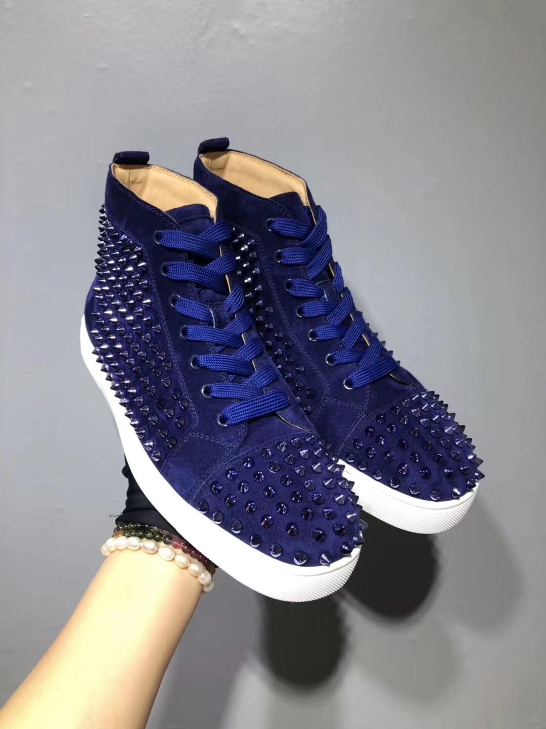Blue Suede With White Men's Sneakers High Top Red Bottom Shoes Studded Full Spikes Sneaker Shoes Red Soles Sneakers Famous Casual Trainers, Pictures show
Blue Suede With White Men's Sneakers High Top Red Bottom Shoes Studded Full Spikes Sneaker Shoes Red Soles Sneakers Famous Casual Trainers, Pictures show