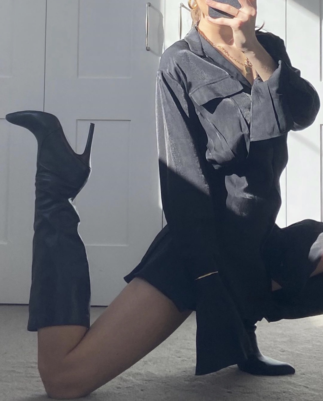 Stylish Stand Collar Side Pleated Ruched Extra Long sleeve Shirt Dress Sexy Women Pockets Slim Waist Mini Short Dresses, White
Stylish Stand Collar Side Pleated Ruched Extra Long sleeve Shirt Dress Sexy Women Pockets Slim Waist Mini Short Dresses, White