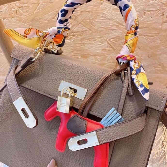 Net Red Same Style Bag Leather Women's Advanced Feeling New Single Shoulder with Versatile Hand [finished on August have birkin, Orange pony + silk scarf (random)
Net Red Same Style Bag Leather Women's Advanced Feeling New Single Shoulder with Versatile Hand [finished on August have birkin, Orange pony + silk scarf (random)