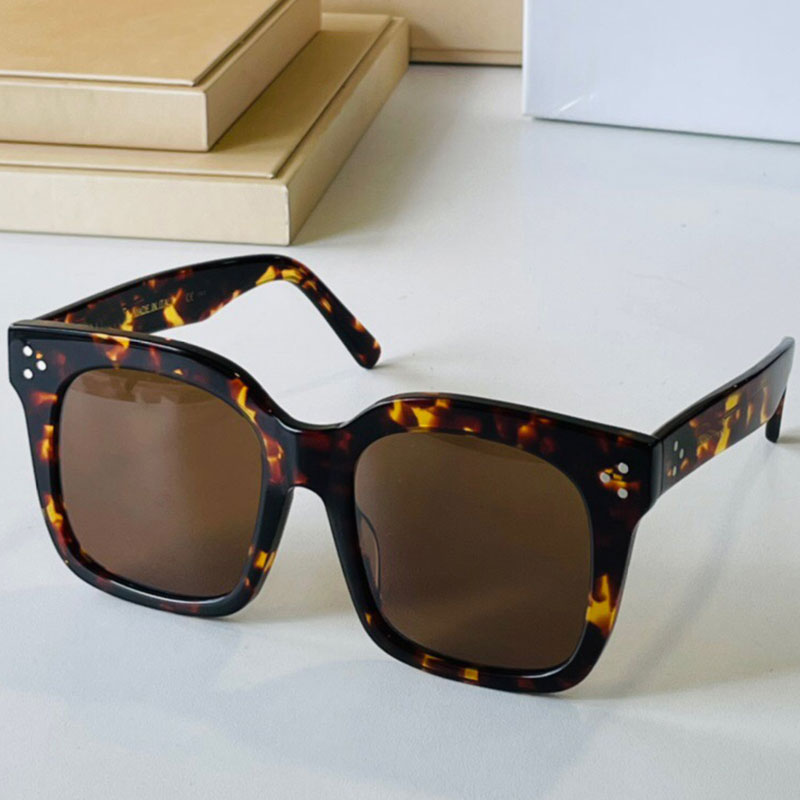 Mens or Womens Sunglasses 41076 fashion classic imported plate production three-point rivet decoration casual all-match simple anti-UV400 designer top quality
Mens or Womens Sunglasses 41076 fashion classic imported plate production three-point rivet decoration casual all-match simple anti-UV400 designer top quality