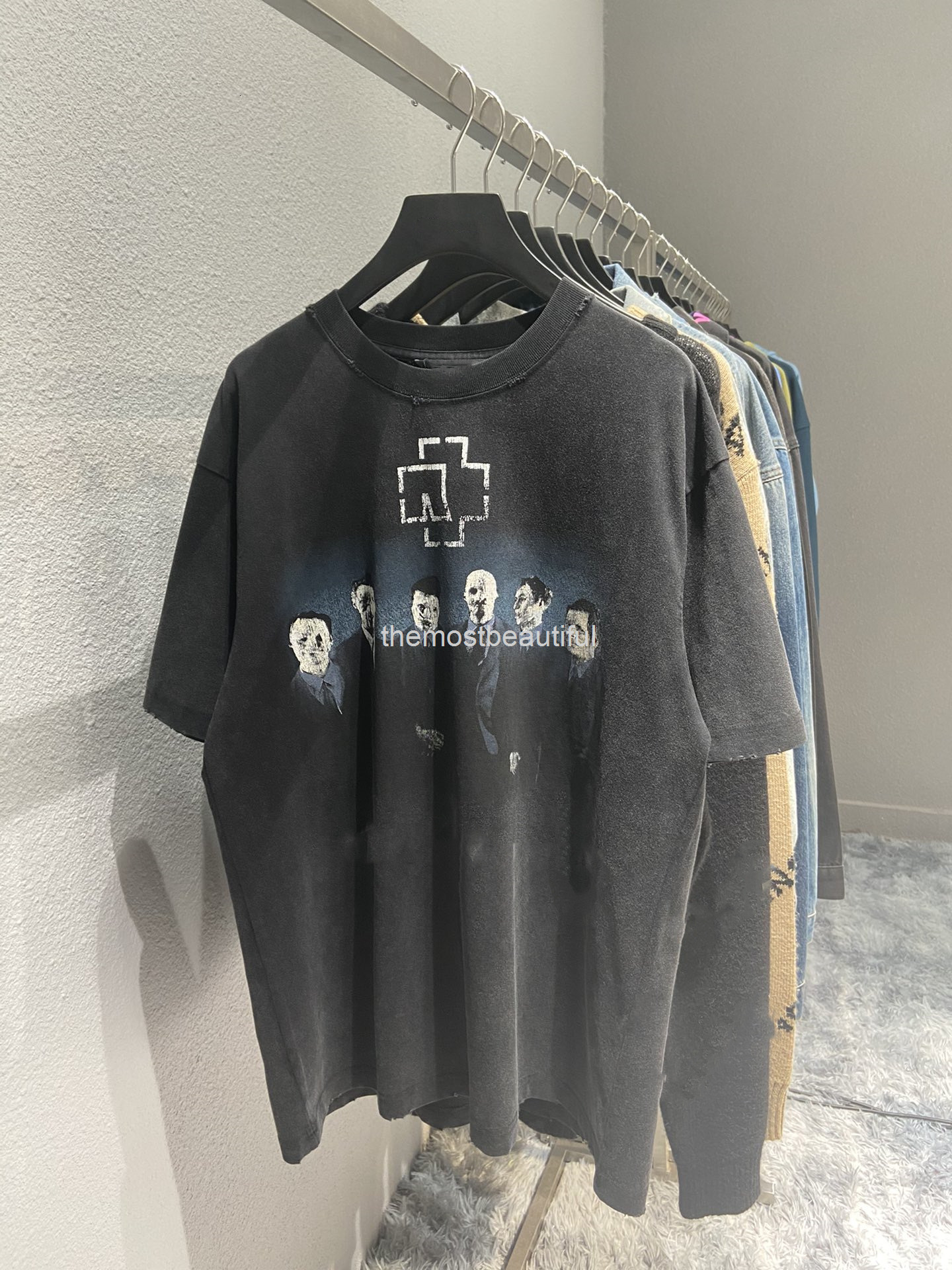 Women's T-Shirt Spring and summer high version b German chariot band portrait letter printing hole washing scrub couple T-shirt short sleeve, 2# packing bag
Women's T-Shirt Spring and summer high version b German chariot band portrait letter printing hole washing scrub couple T-shirt short sleeve, 2# packing bag