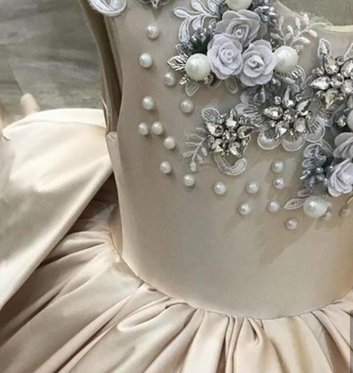 2021 Cute Champagne Girls Pageant Dresses Jewel Neck Lace Appliques Crystal Beaded Pearls Flower Girl Dress Kids Wear Sweep Train Bow Birthday Communi