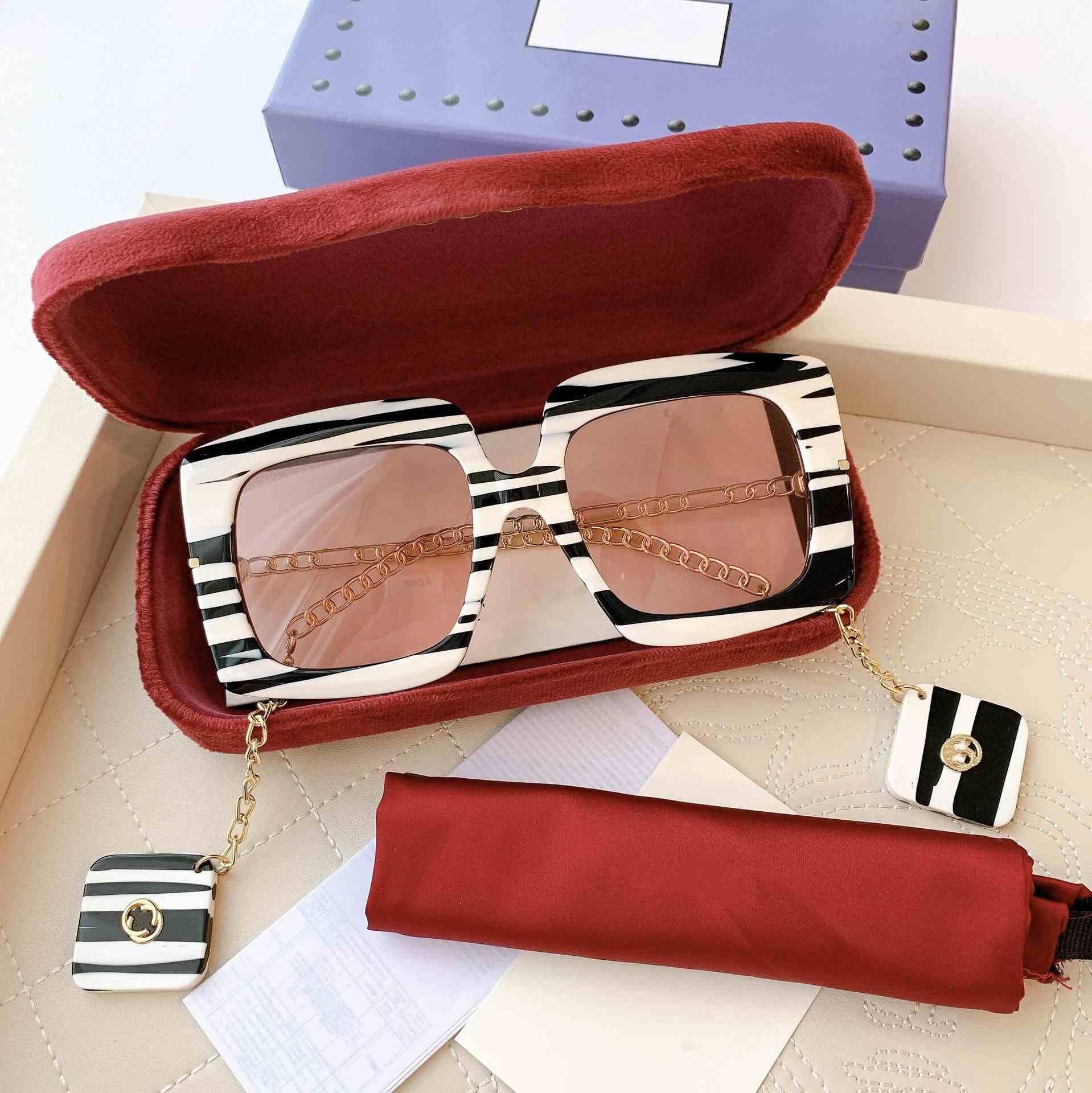 0722S Women Exclusive Square Sunglasses Eyewear with Charms Gold metal temples with white mother pearl effect acetate detachable
0722S Women Exclusive Square Sunglasses Eyewear with Charms Gold metal temples with white mother pearl effect acetate detachable