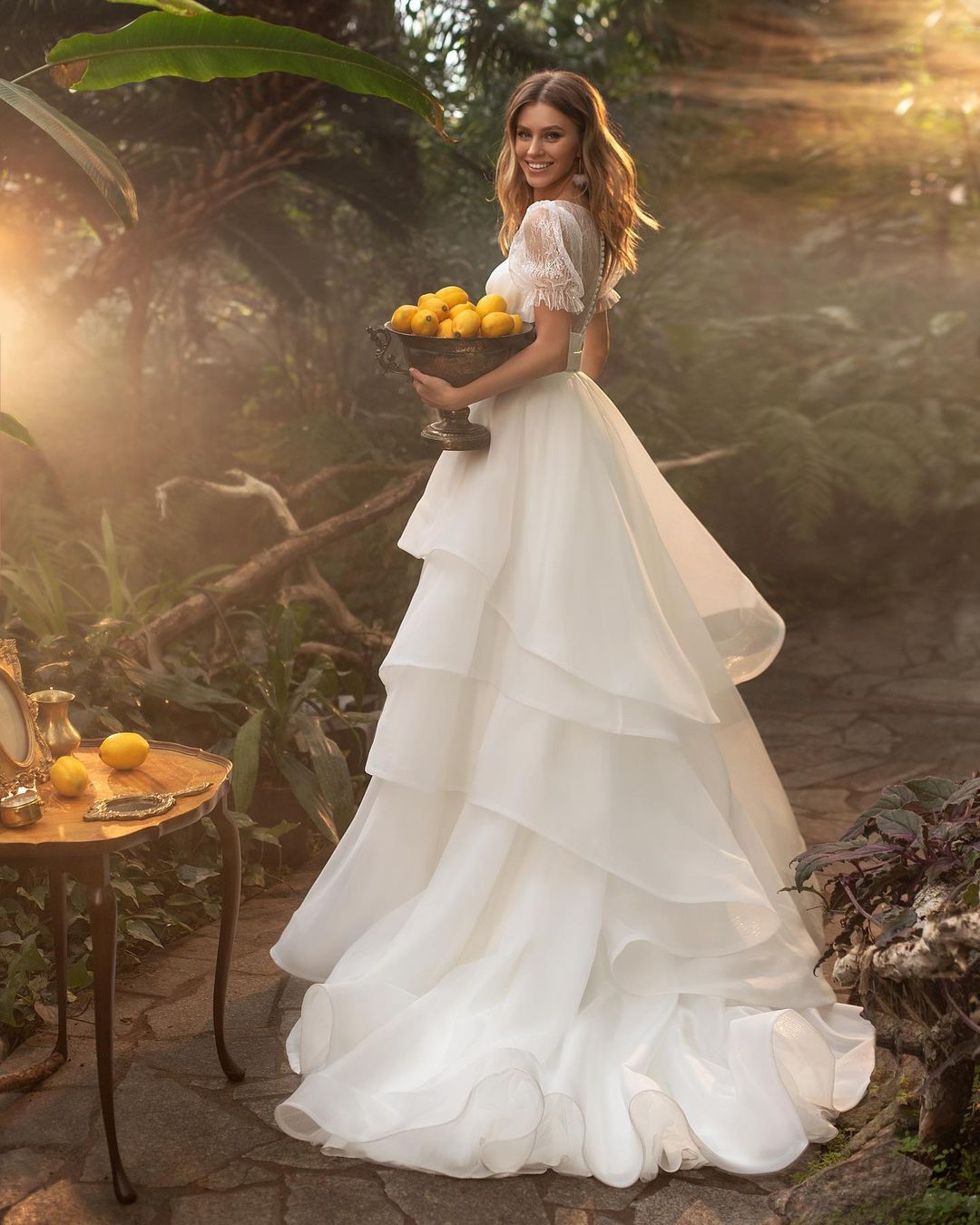 Line Fashion A Lace Wedding Dresses Sheer Bateau Neck Short Sleeves Bridal Gowns Covered Buttons Back Sweep Train Robe De Marie