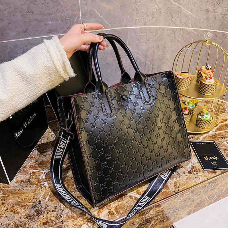 2022 Factory Wholesale Women's bag pattern Handbag fashion versatile large capacity Korean simple one shoulder slanting Bag Fashion, Black
2022 Factory Wholesale Women's bag pattern Handbag fashion versatile large capacity Korean simple one shoulder slanting Bag Fashion, Black