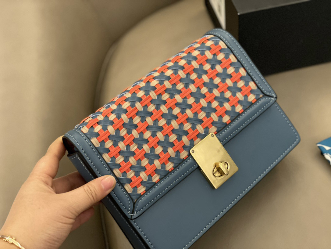 2021 fashionable and beautiful ladies famous shoulder bag leather chain messenger bag fashionable size:Base size:22*17cm1, Blue
2021 fashionable and beautiful ladies famous shoulder bag leather chain messenger bag fashionable size:Base size:22*17cm1, Blue