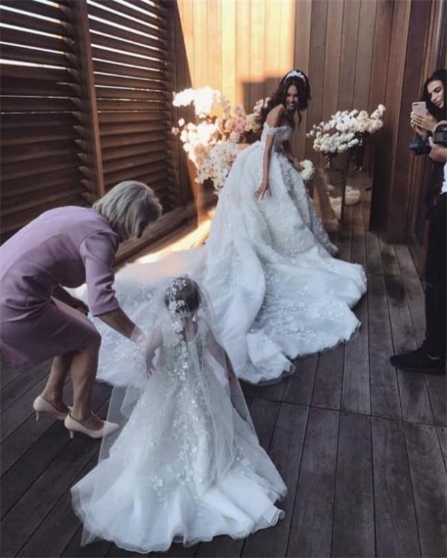 Romantic White Ivory Lace Wedding Dresses Elegant Off Shoulder Arabic A Line Appliques Ruched Long Train Bridal Gowns 0431