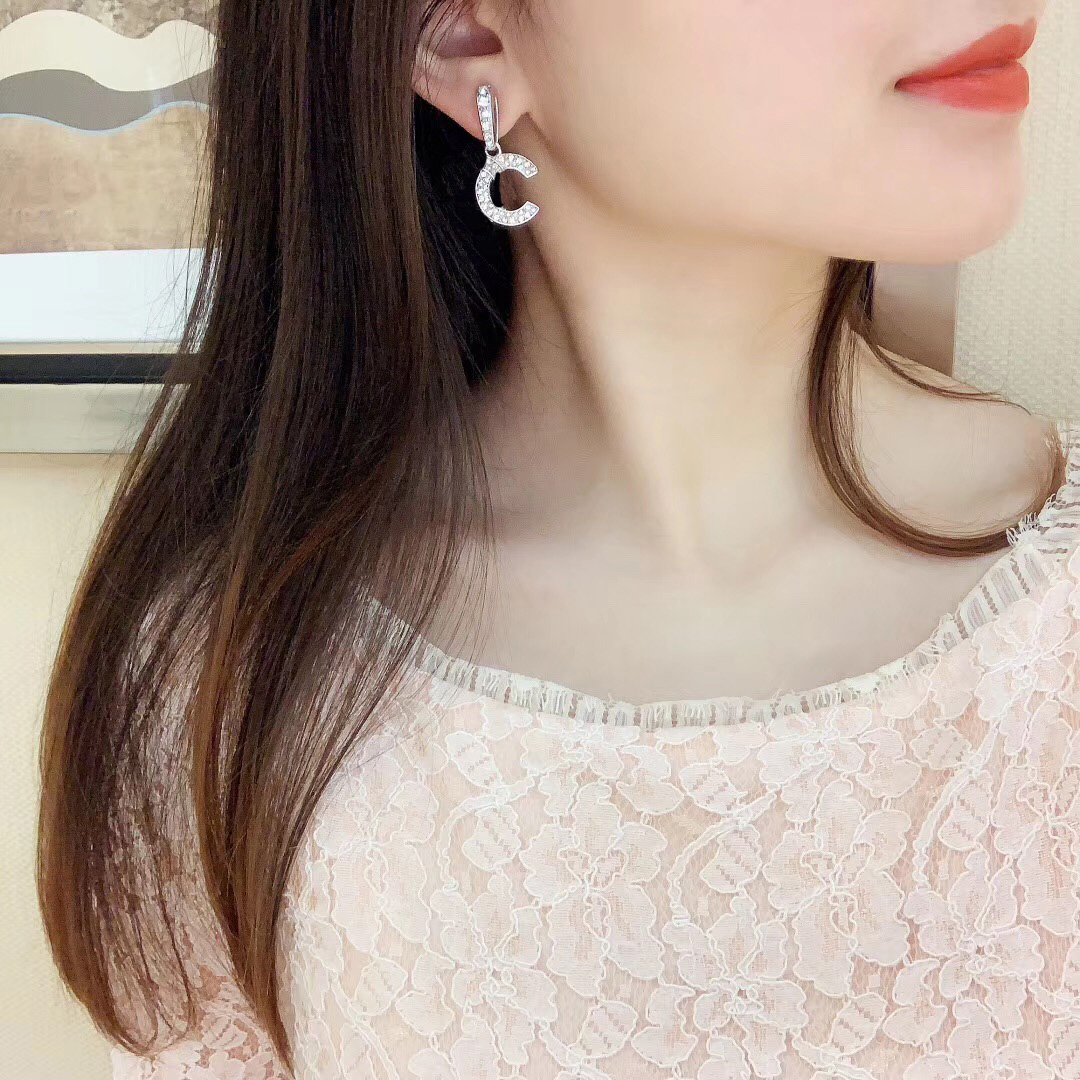 2022 Top quality Charm Drop earring with all diamons in platinum color for women wedding jewelry gift have box stamp PS4069
2022 Top quality Charm Drop earring with all diamons in platinum color for women wedding jewelry gift have box stamp PS4069