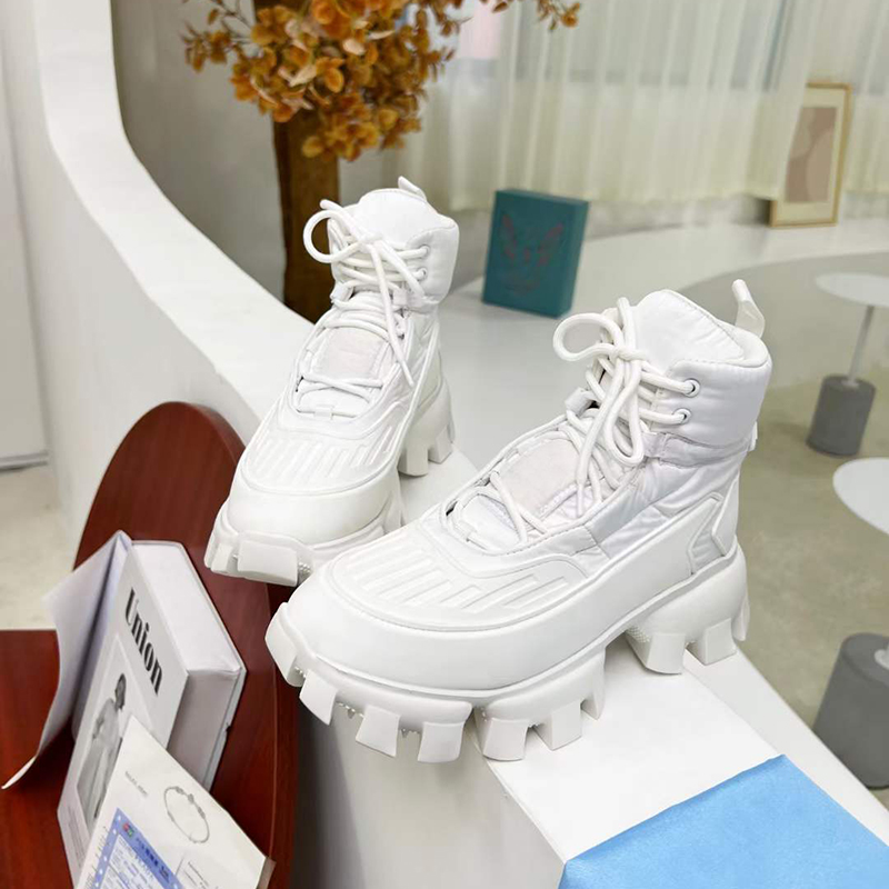 Designer Mens Shoes Cloudbust Thunder Knit Sneakers Luxury Women Oversize Sneaker Black White 3D Trainers Light EVA sole with lug tread 338, Socks
Designer Mens Shoes Cloudbust Thunder Knit Sneakers Luxury Women Oversize Sneaker Black White 3D Trainers Light EVA sole with lug tread 338, Socks