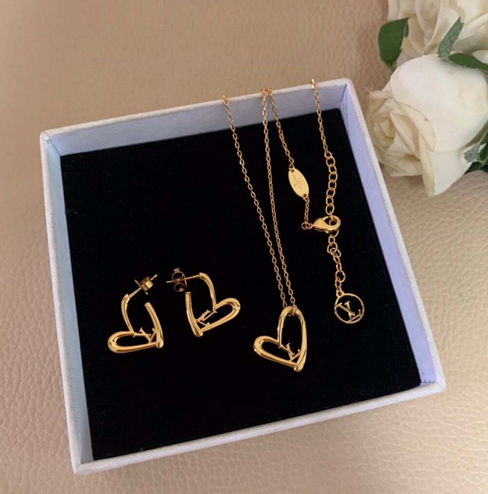 2021 Fashion style Top quality pendant necklace in 18k gold plated for women wedding jewelry gift have box and velet bag stamp PS3966
2021 Fashion style Top quality pendant necklace in 18k gold plated for women wedding jewelry gift have box and velet bag stamp PS3966