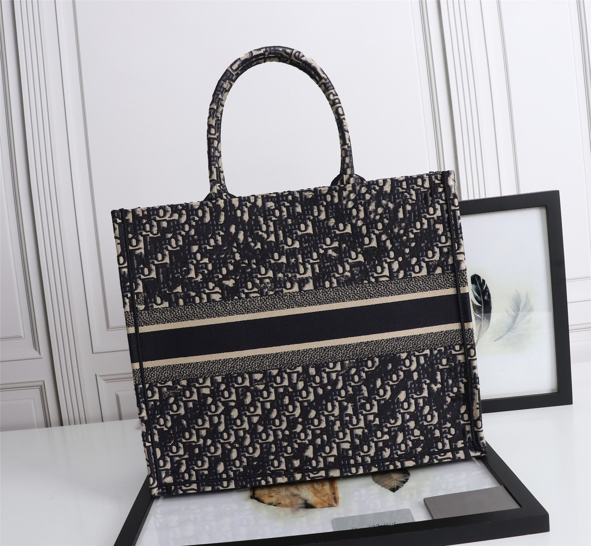 Hot Sell Luxury Women Bags Design Embroidery Tote Shopping Bag High Quality Famous Designer Large Handbag, Blue
Hot Sell Luxury Women Bags Design Embroidery Tote Shopping Bag High Quality Famous Designer Large Handbag, Blue