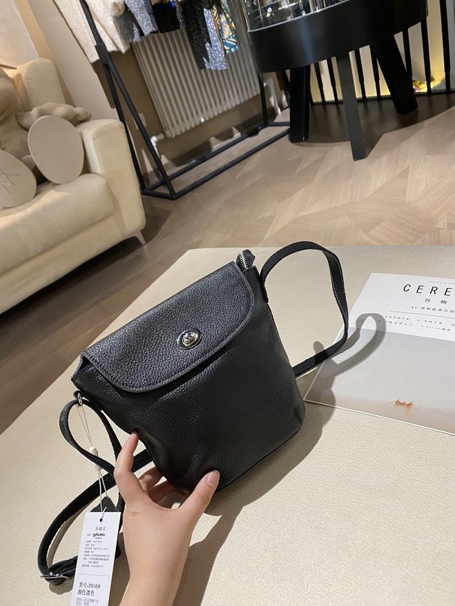 2021 and beautiful ladies famous shoulder leather chain messenger bag fashionable 17*20cm1, Black
2021 and beautiful ladies famous shoulder leather chain messenger bag fashionable 17*20cm1, Black