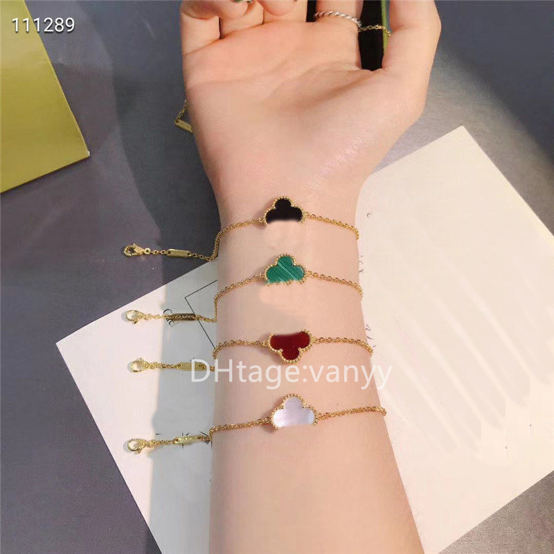 Jewelry Ladies Love rings Pendant Necklaces Screw Earrings carti Bracelet Van Party Wedding Couple Gift Fashion Luxury Cleef designer Arpels, Golden;silver
Jewelry Ladies Love rings Pendant Necklaces Screw Earrings carti Bracelet Van Party Wedding Couple Gift Fashion Luxury Cleef designer Arpels, Golden;silver