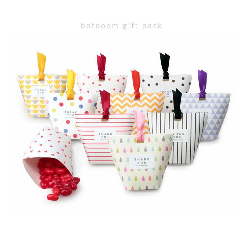 Cute Printing Ribbon Christmas Cardboard Gift Bags Candy Box Cookies Pouch Bags Gift Wrapping Supplies Festival Celebration Bag
Cute Printing Ribbon Christmas Cardboard Gift Bags Candy Box Cookies Pouch Bags Gift Wrapping Supplies Festival Celebration Bag