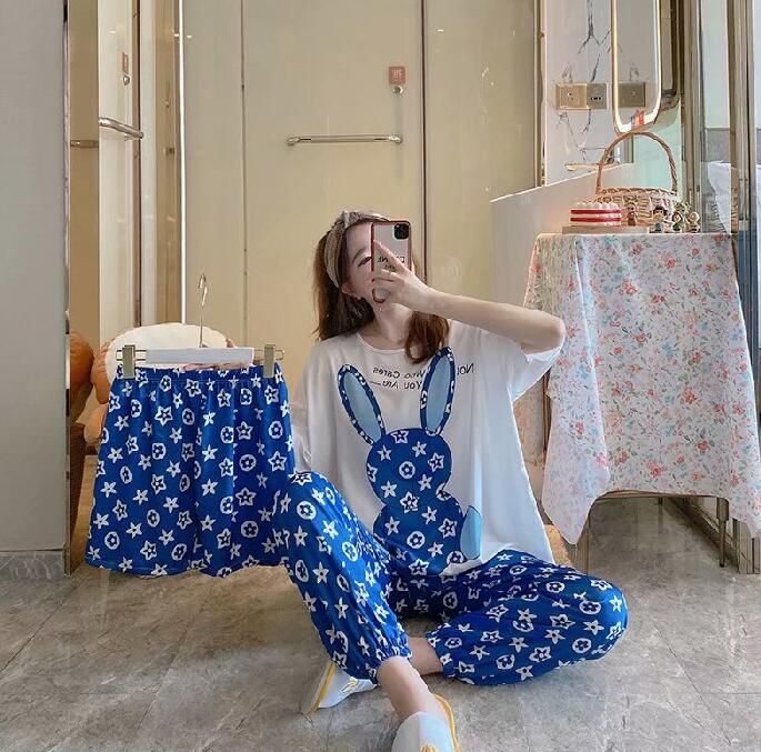 3 Colour Summer Print Silk Pajamas Sets Home Textile Brand Designer Cartoon Pattern A three-piece suit of long shorts Casual Women Sleepwear
3 Colour Summer Print Silk Pajamas Sets Home Textile Brand Designer Cartoon Pattern A three-piece suit of long shorts Casual Women Sleepwear