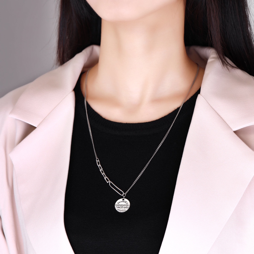 S925 Sterling Silver Personalized Letter Medal Necklace Designer Necklaces for WomenSimple Clavicle Chain Girlfriend
S925 Sterling Silver Personalized Letter Medal Necklace Designer Necklaces for WomenSimple Clavicle Chain Girlfriend