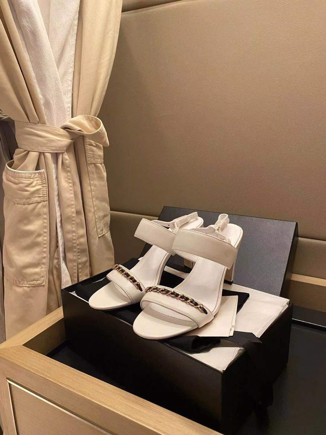 Women Lock Sandals Luxury high Heels Metallic laminate leather mid-heel sandal suede designer sandals summer beach wedding shoes 34-39 with box, White
Women Lock Sandals Luxury high Heels Metallic laminate leather mid-heel sandal suede designer sandals summer beach wedding shoes 34-39 with box, White
