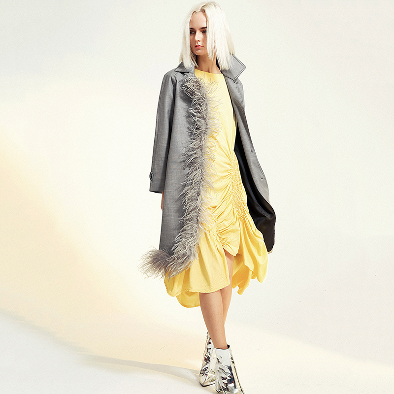 [EAM] Women Feather Spliced Asymmetric Trench New Lapel Long Sleeve Loose Fit Windbreaker Fashion Tide Spring Autumn 2021 1B098 210218