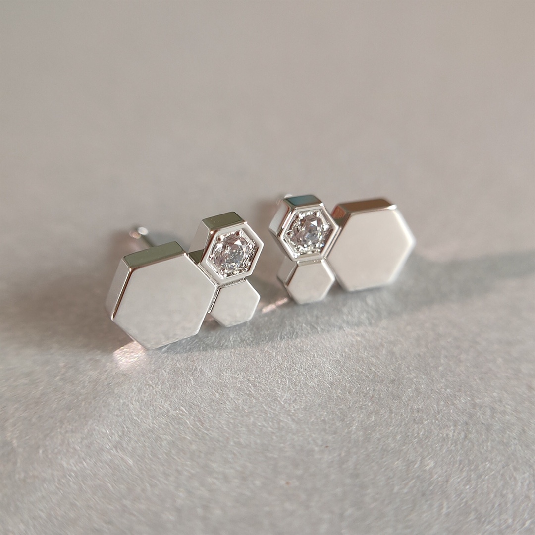 Luxury Stud Seiko version 925 sterling silver rose gold V gold lovers honeycomb earrings for men and women, Golden;silver
Luxury Stud Seiko version 925 sterling silver rose gold V gold lovers honeycomb earrings for men and women, Golden;silver