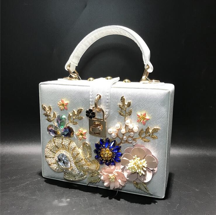 Factory wholesale women leather shoulder bags luxury beautiful flower Pearl handbag sweet and lovely carved chain bag wedding banquet dress dinner handbags, Silver(boutique box)
Factory wholesale women leather shoulder bags luxury beautiful flower Pearl handbag sweet and lovely carved chain bag wedding banquet dress dinner handbags, Silver(boutique box)