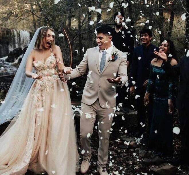 Romantic 3D Floral Appliques Beaded Wedding Dress Light Champagne V-Neck Handmade Flowers Side Split Bridal Gowns Boho Beach Tulle Wedding Dresses