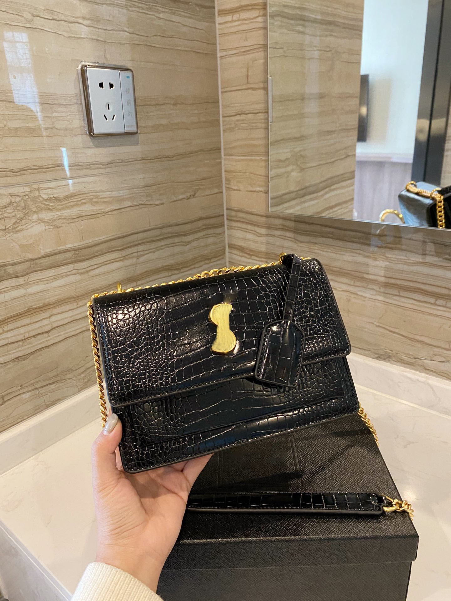 The tasteful style of leather For mobile phones and headphones and other small fashion bags 24.15cm black
The tasteful style of leather For mobile phones and headphones and other small fashion bags 24.15cm black