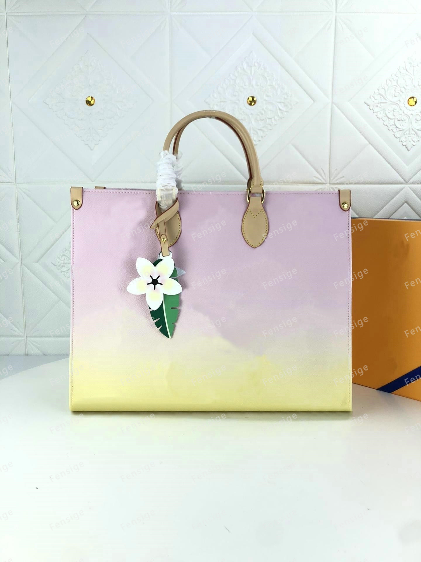 OnTheGo GM MM PM Tote Womens Luxury Designer Handbag Shoulder Bags With Flower Charm Large capacity On The Go M57639 M57641 M57640
OnTheGo GM MM PM Tote Womens Luxury Designer Handbag Shoulder Bags With Flower Charm Large capacity On The Go M57639 M57641 M57640