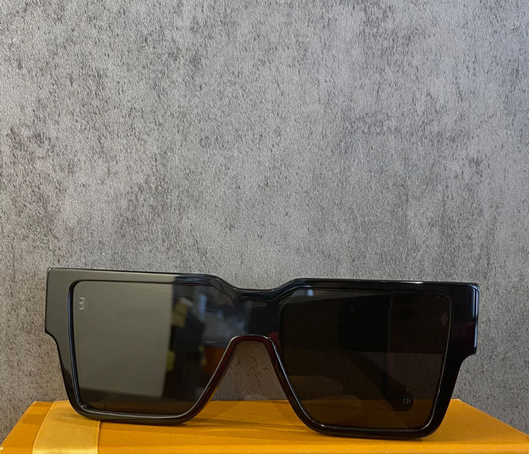 Clash Mask Sunglasses for Men Black/Dark Grey 1593 Square Sun Glasses gafa de sol Fashion Shades UV400 Protection Eyewear With Case
Clash Mask Sunglasses for Men Black/Dark Grey 1593 Square Sun Glasses gafa de sol Fashion Shades UV400 Protection Eyewear With Case