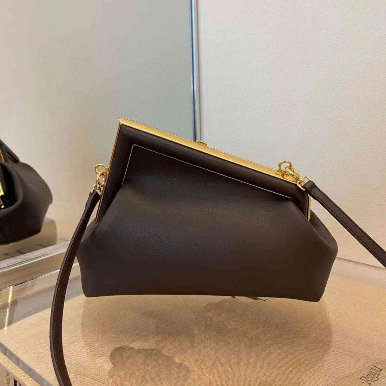 2021 New Star Same Leather Clip Bag Handbag Diagonal Shoulder Magnetic Buckle Chain, Black
2021 New Star Same Leather Clip Bag Handbag Diagonal Shoulder Magnetic Buckle Chain, Black