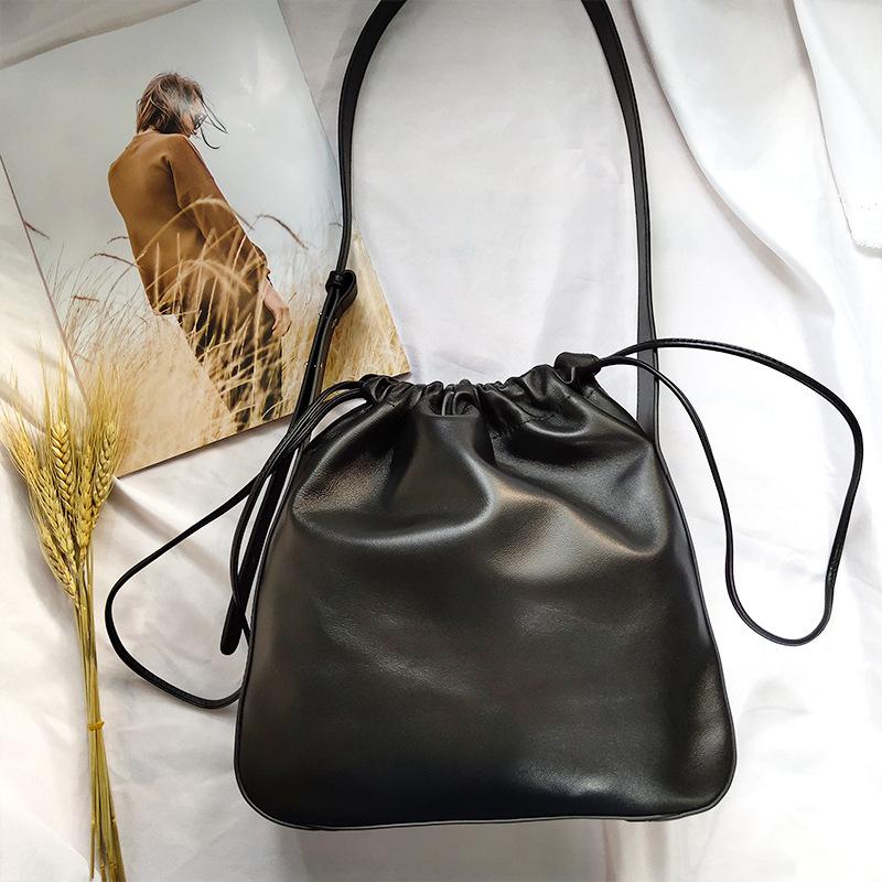 2021 new aw King Messenger Bag Black Suede drawstring women's bag leather portable broadband
2021 new aw King Messenger Bag Black Suede drawstring women's bag leather portable broadband