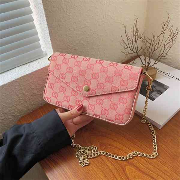 Purse printing small square female autumn and winter new Signature chain single shoulder bag version style, White
Purse printing small square female autumn and winter new Signature chain single shoulder bag version style, White