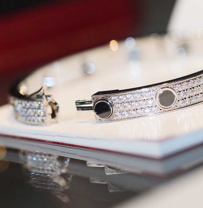 Luxury quality punk band bracelet with diamond and black color design in 16# 17# 18# size for women party wedding jewelry gift with box
Luxury quality punk band bracelet with diamond and black color design in 16# 17# 18# size for women party wedding jewelry gift with box