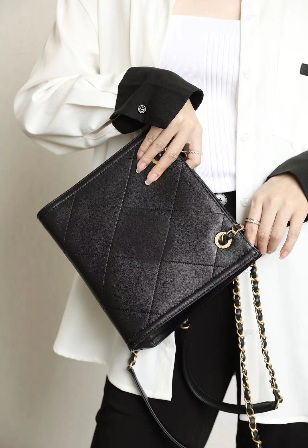 Women Luxurys CC,solds Bags Designers Purses Crossbody Channel Handbags The single Splicing shoulder bag Fashion and high quality Sheepskin 30x23cm FSA, Customized
Women Luxurys CC,solds Bags Designers Purses Crossbody Channel Handbags The single Splicing shoulder bag Fashion and high quality Sheepskin 30x23cm FSA, Customized
