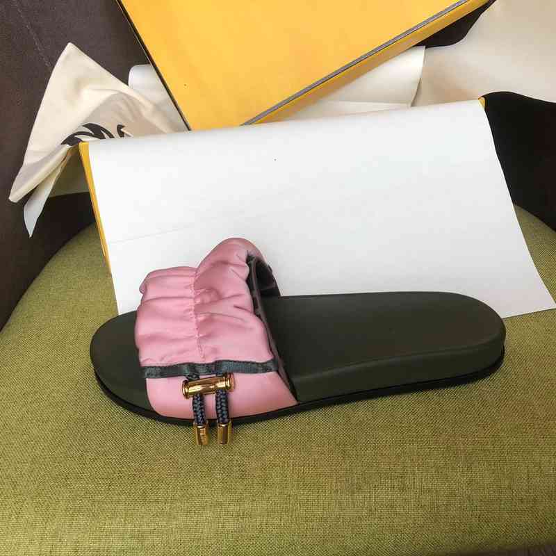 Slippers summer retro series women slippers online celebrity printed satin material size 35-42 includes boxes and bags T68D, 1# shoe box
Slippers summer retro series women slippers online celebrity printed satin material size 35-42 includes boxes and bags T68D, 1# shoe box