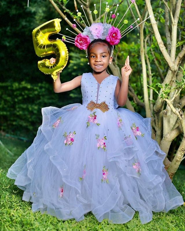 Lace Crystals 2021 Flower Girl Dresses Ball Gown Tiers Tulle Little Girl Wedding Dresses Cheap Communion Pageant Dresses Gowns ZJ737