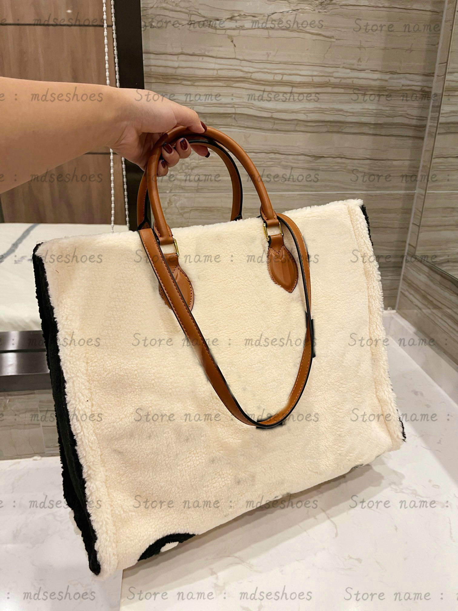 Onthego Monograms Teddy Fleece Leather GM Tote Bag Shoulder Bags Classic Women Handbag Designer Cross Body Luxurys Vintage Business Handle Bag Shearling M55421
Onthego Monograms Teddy Fleece Leather GM Tote Bag Shoulder Bags Classic Women Handbag Designer Cross Body Luxurys Vintage Business Handle Bag Shearling M55421